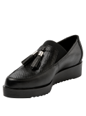 Mocasín negro de mujer en cuero con detalles elegantes, ideal para almuerzos de trabajo o salidas de fin de semana.