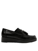 Calzado tipo mocasín negro con textura de reptil y detalle metálico lateral, perfecto para ocasiones semi-formales.