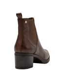 Botín Chelsea femenino en cuero café con forro de poliuretano y diseño estilizado.