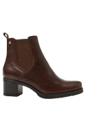 Botín Chelsea de cuero café, ideal para invierno, con caña alta de 12 cm.