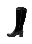 Bota negra de cuero gamuzado para mujer, textura suave y aterciopelada, ideal para invierno en Santiago, look refinado.