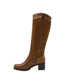 Bota de cuero gamuzado camel para mujer, mezcla de clásico y moderno, ideal para combinar con jeans ajustados o faldas midi.