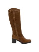 Calzado de cuero gamuzado camel para mujer, con textura suave y aterciopelada, adornado con tachas chic en el lateral.
