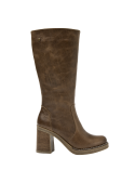 Elegante bota de cuero café para mujer, con tacón grueso y altura media, perfecta para un look sofisticado y cómodo.
