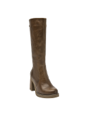 Bota de cuero café para mujer, estilo casual, con caña alta ajustada y punta redondeada, ideal para ocasiones formales.