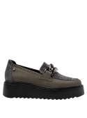 Zapato de cuero gris para mujer, estilo casual, ideal para oficina y eventos sociales.
