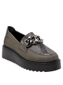 Zapato gris casual de cuero para mujer con taco plano de 5 cm y punta redonda.