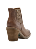 Botín elegante de cuero café con diseño moderno y elástico lateral decorado, adecuado para salidas informales.