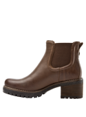 Botín Chelsea de cuero café, suela antideslizante y caña corta ajustada al tobillo. Ideal para superficies resbaladizas.