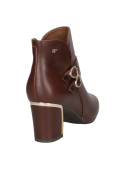 Botín de cuero café para mujer con taco cuadrado, combinando estabilidad y comodidad en un estilo sofisticado.