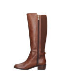 Bota alta café de cuero para mujer, estilo casual con panel elástico lateral y detalle de hebilla en el tobillo.