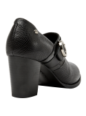 Zapato negro de cuero para mujer con taco bloque y punta puntiaguda, estilo casual elegante.