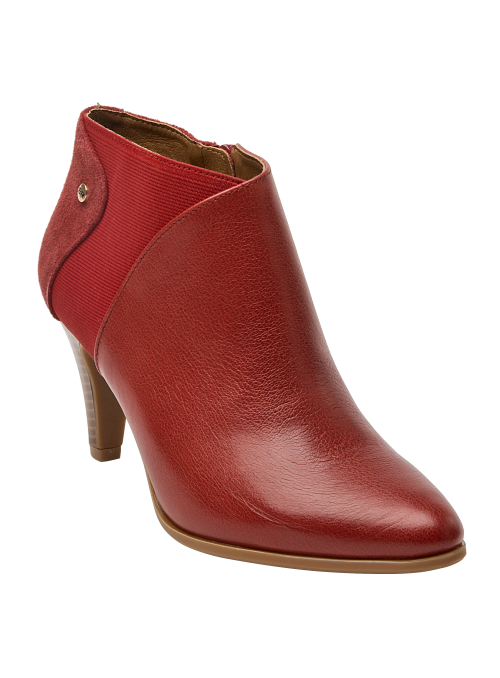 Botín de cuero rojo para mujer, diseño street style con broche metálico, adecuado para salidas a cenar o eventos sociales.