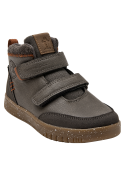 Calzado infantil tipo botín, color café, adecuado para paseos al aire libre, con costuras visibles y emblema distintivo.