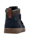 Botín azul casual para niño con correas de velcro y costuras visibles, ideal para un estilo urbano relajado.