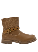 Bota camel casual con bordado floral y hebilla, ideal para combinar con jeans o vestidos en eventos familiares.