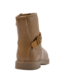 Bota camel casual para niña con bordado floral en la parte superior, combinando un diseño sobrio con un toque decorativo.