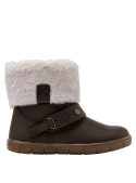 Diseño de bota infantil café, versátil para combinar con leggings o faldas, ideal para el invierno.