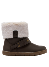 Diseño de bota infantil café, versátil para combinar con leggings o faldas, ideal para el invierno.