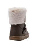 Bota café para niña de estilo casual, con material textil/EVA y detalle superior de imitación de piel tipo borrego.
