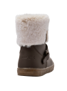 Bota café para niña de estilo casual, con material textil/EVA y detalle superior de imitación de piel tipo borrego.