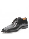 Calzado masculino de cuero negro, diseño derby con cordones, proyecta profesionalismo y sofisticación en eventos formales.