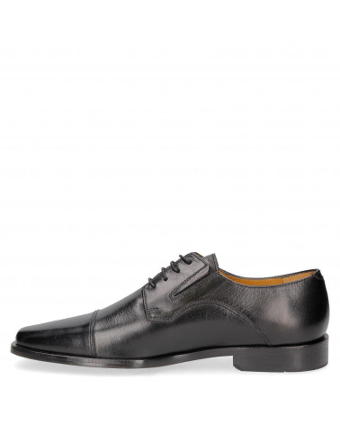 Clásico zapato de cuero negro para hombre, estilo vestir, adecuado para eventos formales y reuniones de trabajo.