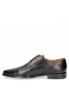 Clásico zapato de cuero negro para hombre, estilo vestir, adecuado para eventos formales y reuniones de trabajo.