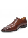 Versátil zapato de vestir en cuero café, estilo Oxford para hombre, recomendado para reuniones y cenas formales.