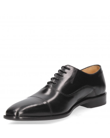 Versátil zapato de cuero negro para hombre, ideal para proyectar formalidad y estilo en reuniones importantes en Chile.