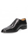 Versátil zapato de cuero negro para hombre, ideal para proyectar formalidad y estilo en reuniones importantes en Chile.