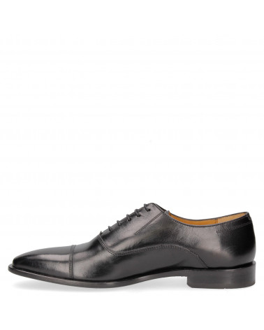 Zapato masculino de cuero negro, estilo clásico y atemporal, adecuado para un look elegante en el ámbito laboral.