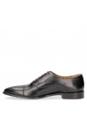 Zapato masculino de cuero negro, estilo clásico y atemporal, adecuado para un look elegante en el ámbito laboral.