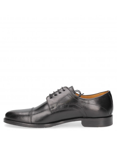 Clásico Derby negro en cuero con diseño minimalista, adecuado para ocasiones donde se requiere formalidad y elegancia.