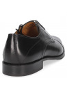 Zapato Derby negro de cuero, estilo sobrio con costuras visibles, versátil para reuniones de trabajo y ceremonias.