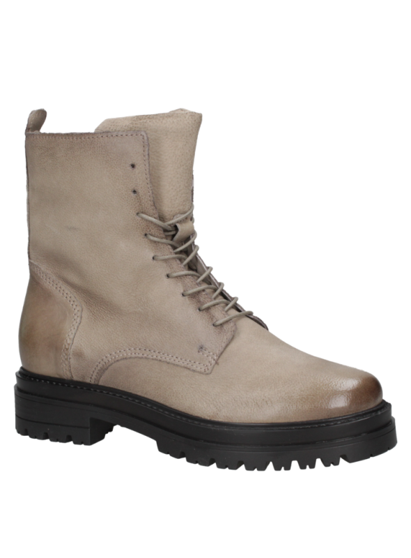 "Botín de cuero taupe para mujer, estilo ""combat"", ideal para combinar con jeans o vestidos en salidas informales. "