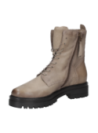 Calzado utilitario de cuero taupe, perfecto para un look urbano, con soporte alto y ajuste cómodo gracias a los cordones.