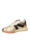 Calzado de mujer en cuero oro, estilo athleisure, elegante y funcional, adecuado para ocasiones semiformales y cotidianas.