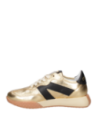 Zapatilla de cuero dorado, diseño moderno con inserciones visuales, ideal para actividades al aire libre y salidas casuales.