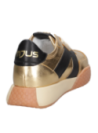 Zapatilla oro de mujer, estilo casual athleisure, perfecta para paseos urbanos, combina con jeans o faldas casuales.