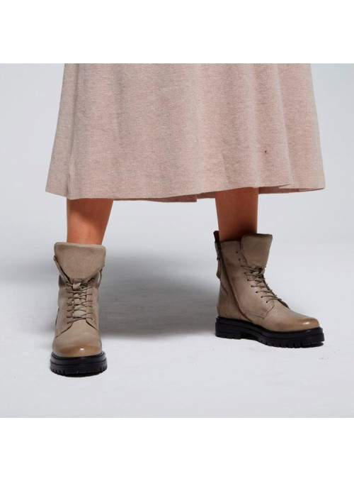 "Botín de cuero taupe para mujer, estilo ""combat"", ideal para combinar con jeans o vestidos en salidas informales. "