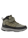 Calzado infantil color oliva con diseño aventurero, ideal para el uso diario en otoño e invierno.