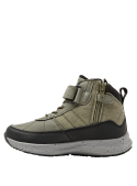 Calzado robusto para niño en color oliva con costuras visibles y logotipo lateral, perfecto para aventuras urbanas.