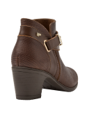 Botín de cuero marrón para mujer con diseño clásico, ideal para atuendos casuales y semi-formales, con correas decorativas.