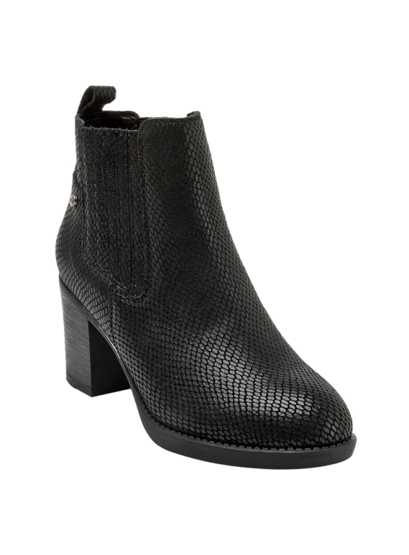 Botín de cuero negro con taco de 7.5 cm, ideal para días fríos y estilo casual.