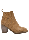 Botín camel de cuero para mujer, elegante y práctico, combina estilo y funcionalidad en invierno.