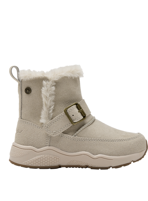 Zapato casual beige con hebilla y suela gruesa, ideal para paseos al parque o reuniones familiares en días fríos.