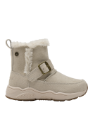 Bota beige para niña con estilo utilitario, destacando el borde de pelo y hebilla, perfecta para el invierno.
