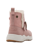 Bota rosada casual para niña con detalle de hebilla metálica y borde de pelo, ideal para paseos informales en invierno.
