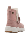 Bota rosada casual para niña con detalle de hebilla metálica y borde de pelo, ideal para paseos informales en invierno.